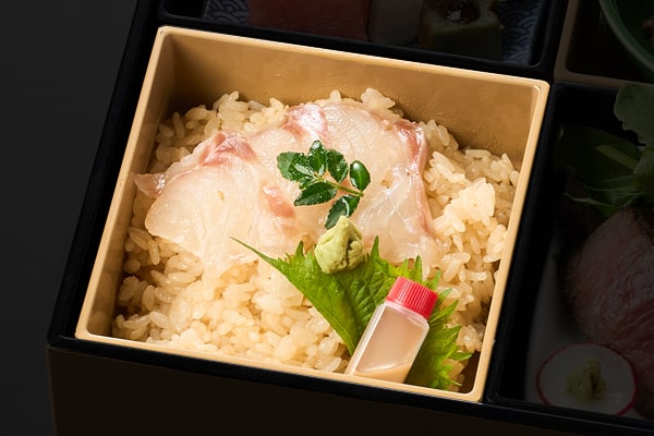 白ご飯を鯛飯に変更することが出来ます